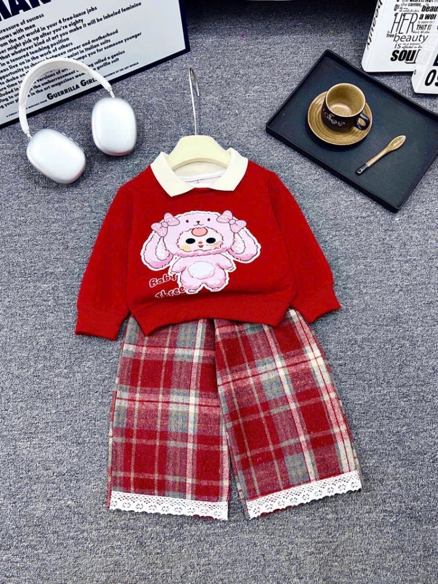 Bộ áo nỉ đỏ baby three quần dạ kẻ xk bé gái