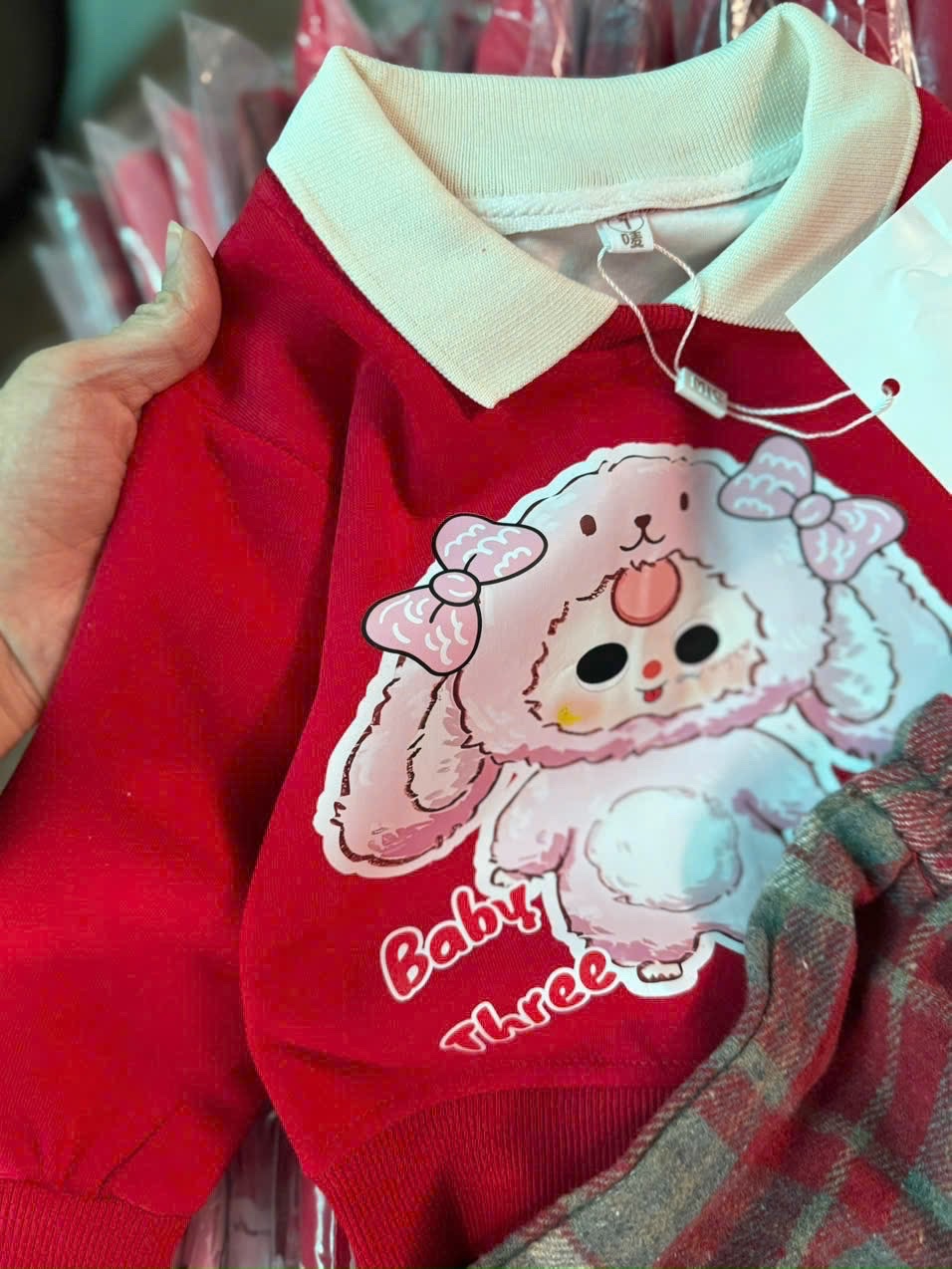 Bộ áo nỉ đỏ baby three quần dạ kẻ xk bé gái