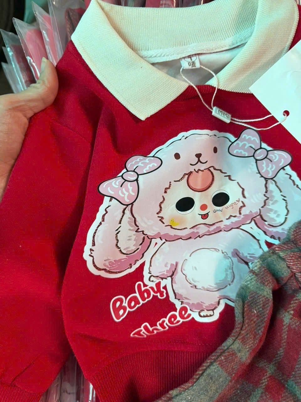 Bộ áo nỉ đỏ baby three quần dạ kẻ xk bé gái