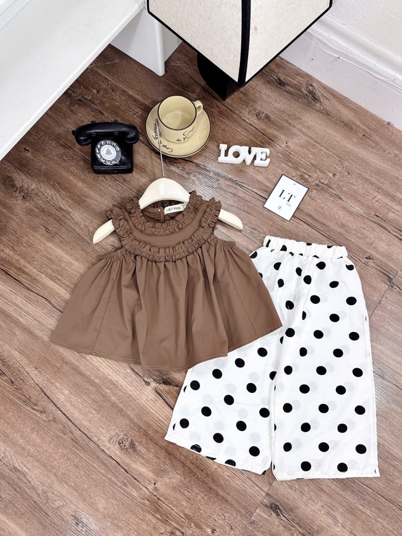 Áo nâu babydoll quần bi xuông bé gái