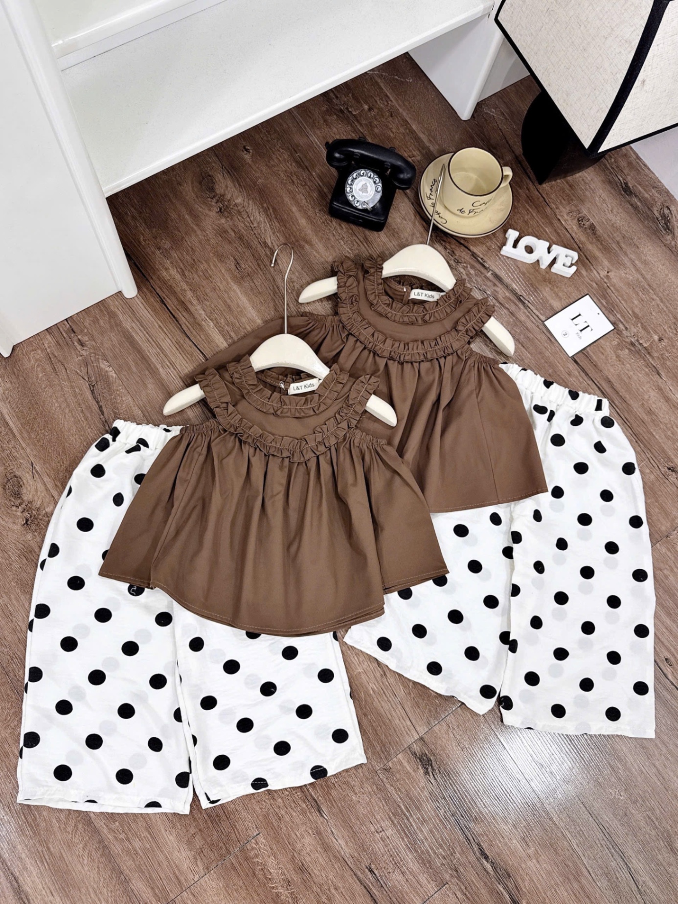 Áo nâu babydoll quần bi xuông bé gái