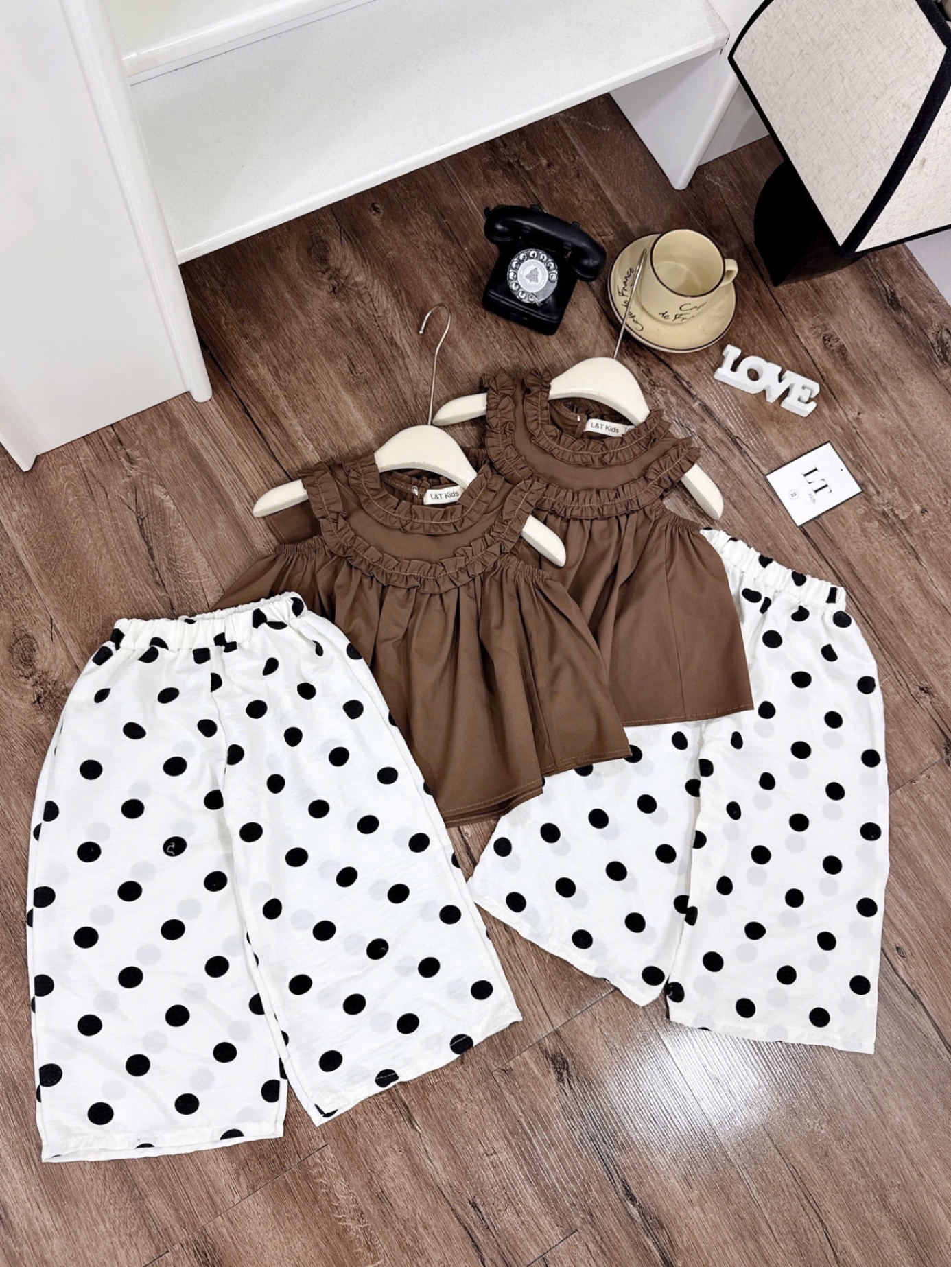 Áo nâu babydoll quần bi xuông bé gái