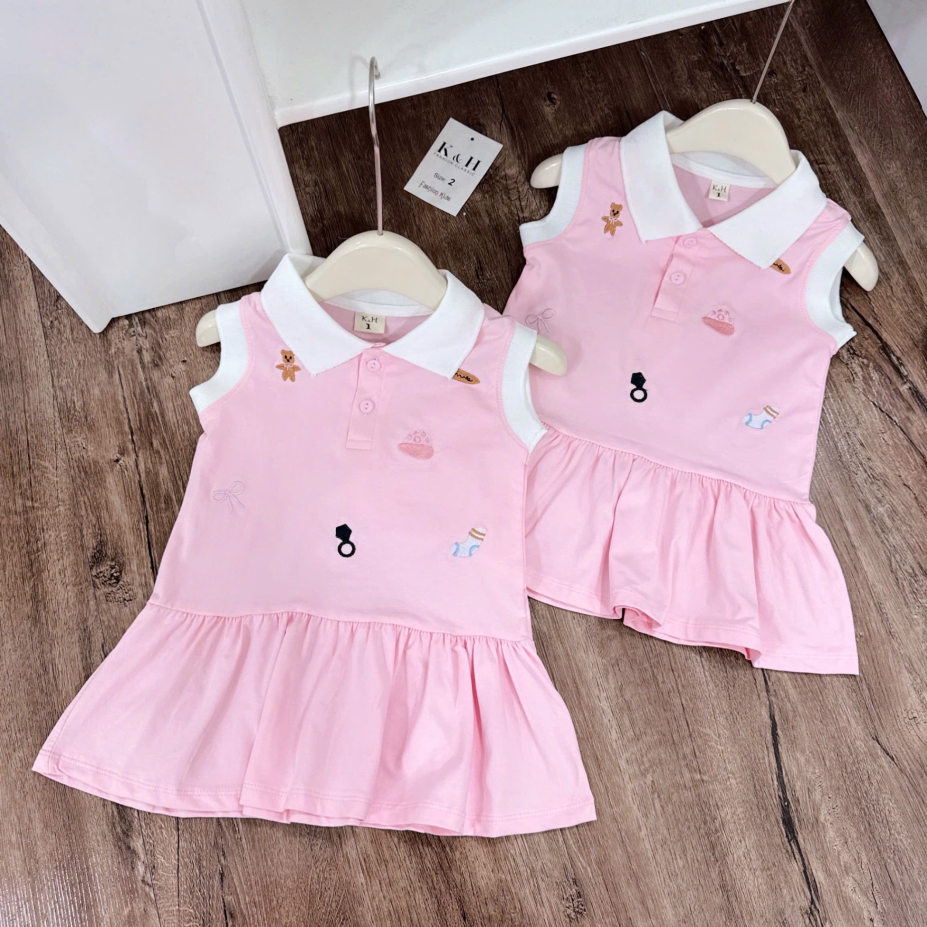 Váy hồng cổ trắng kh bé gái