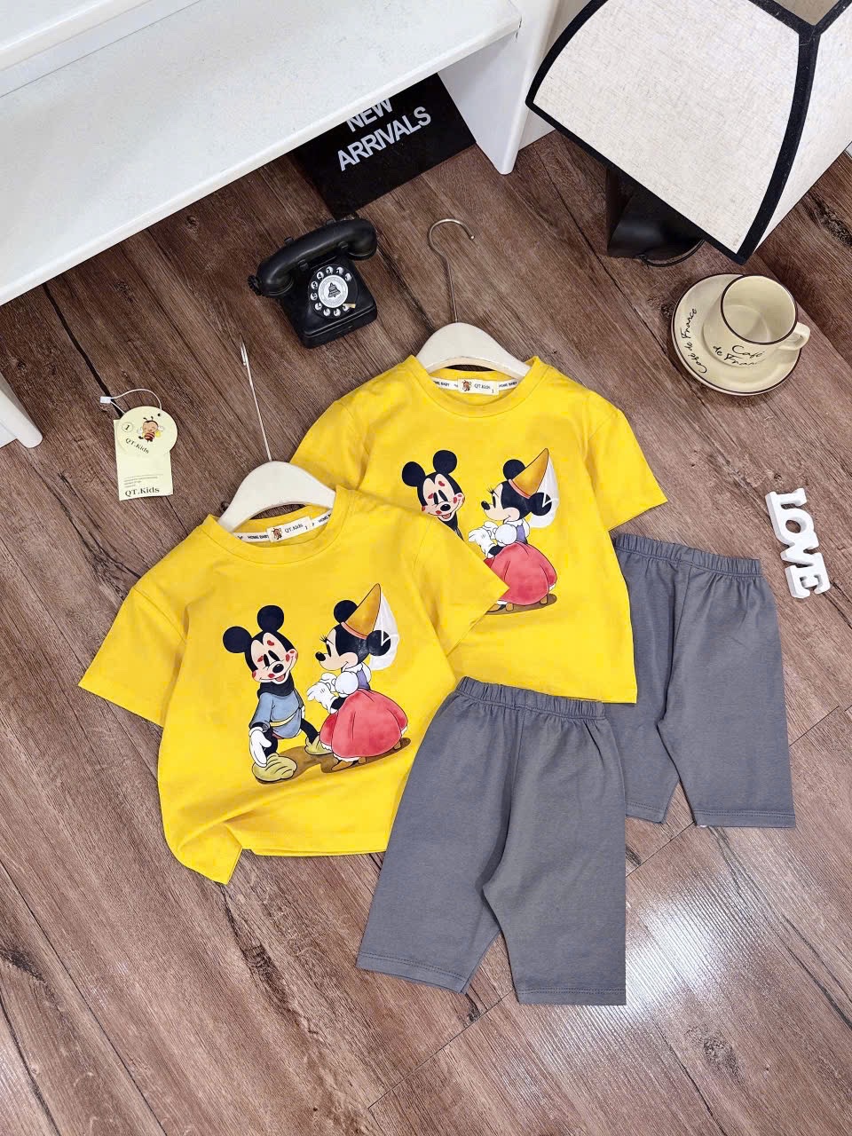 Sét micky vàng quần legging bé gái