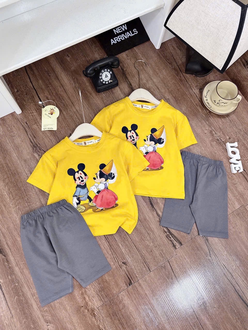 Sét micky vàng quần legging bé gái