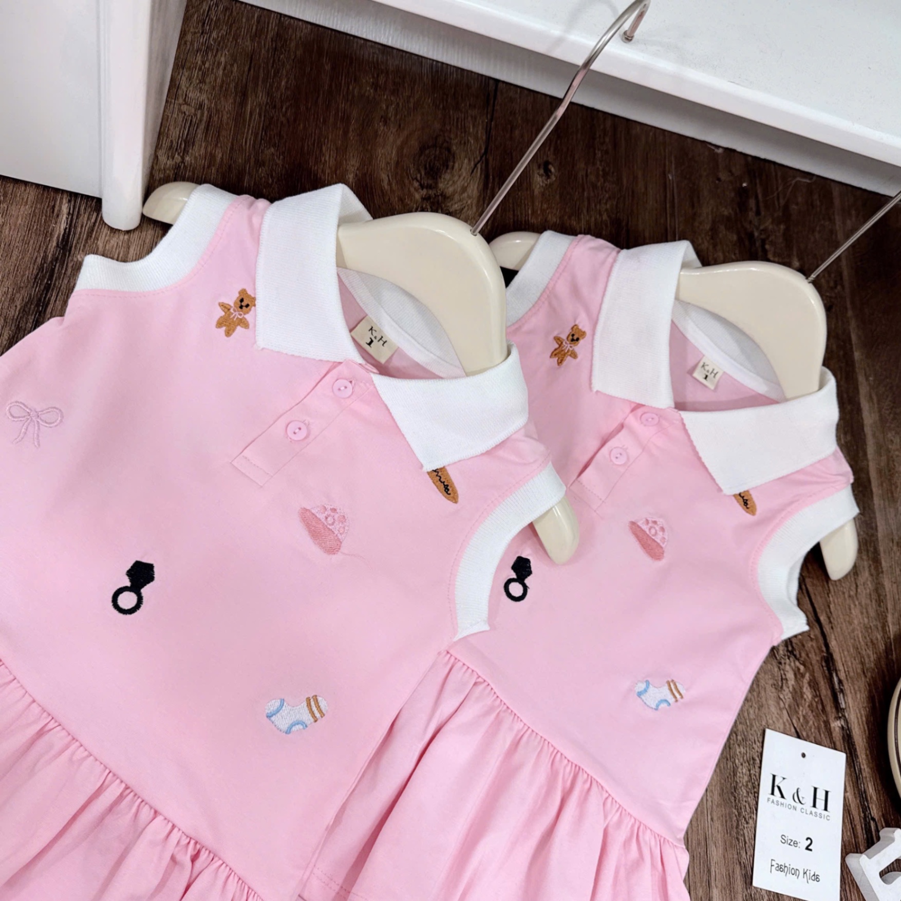 Váy hồng cổ trắng kh bé gái