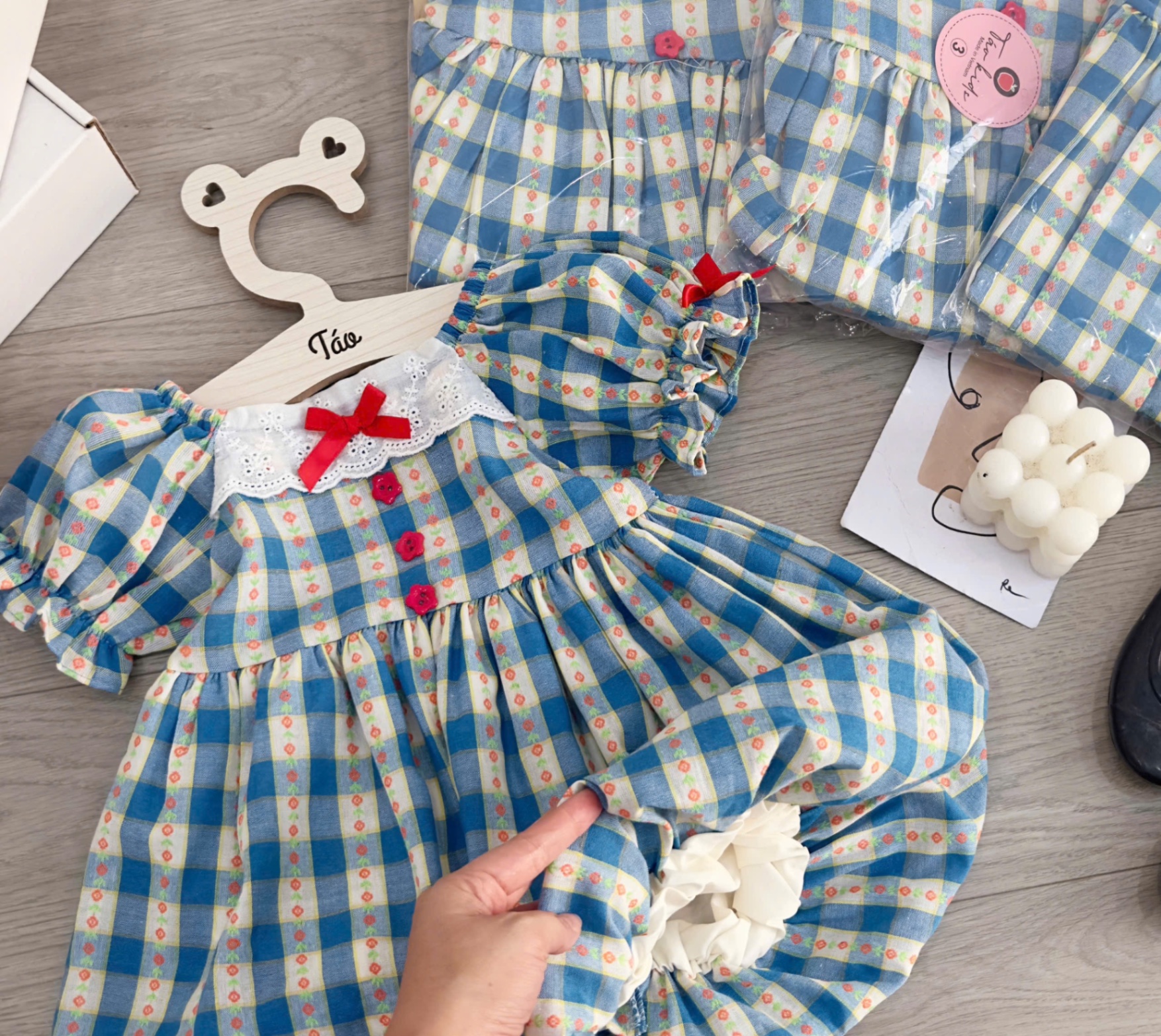 Váy kẻ xanh bồng tk bé gái