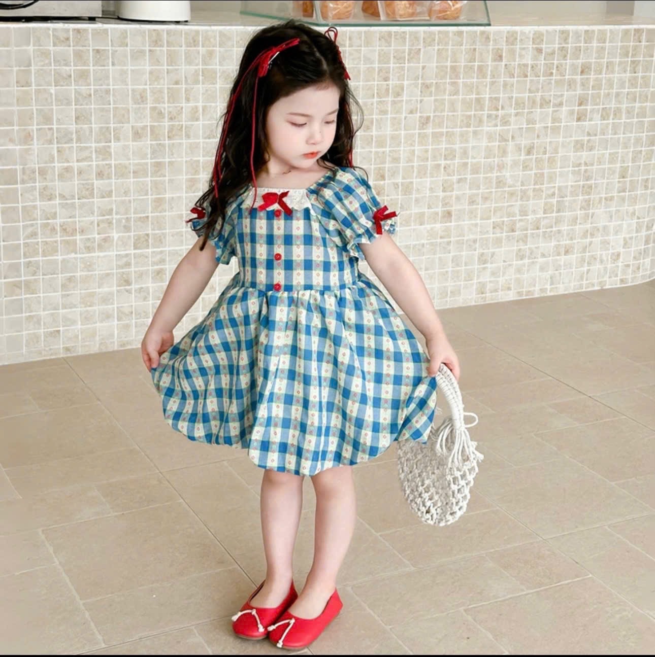 Váy kẻ xanh bồng tk bé gái