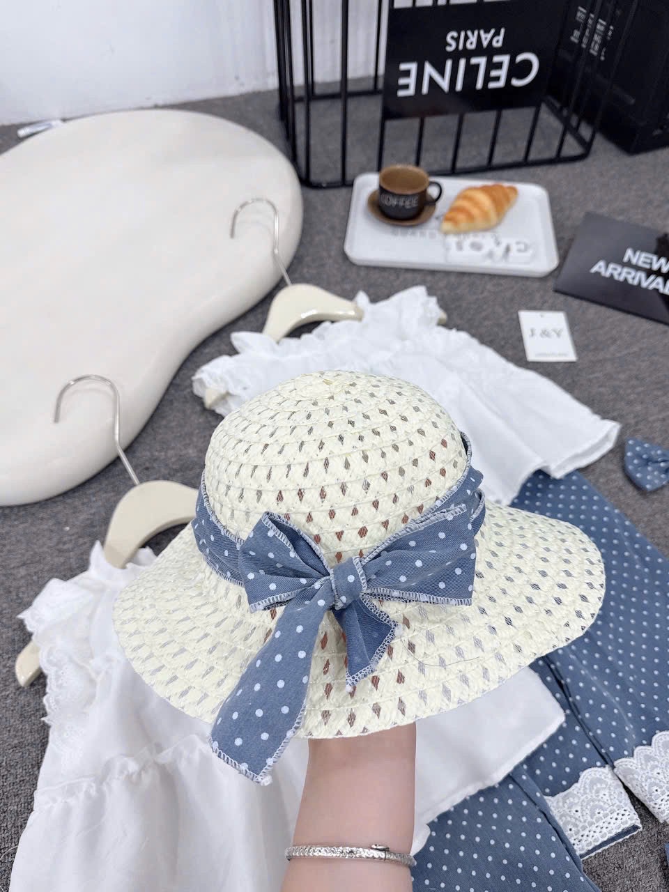 Sét 3 chi tiết áo babydoll trắng quần bi xanh xuông bé gái ( kèm mũ )