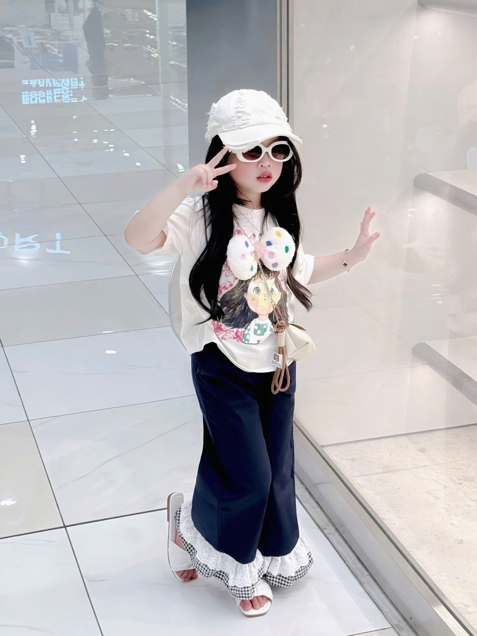 Sét bộ áo hình nơ bông rời quần bò phối ren xuông bé gái