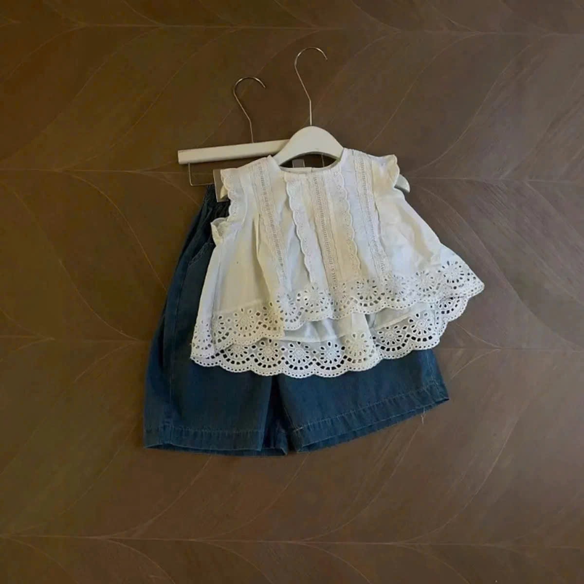 Sét bộ áo trắng phối ren quần bò ống lửng bé gái