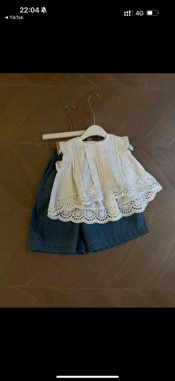 Sét bộ áo trắng phối ren quần bò ống lửng bé gái