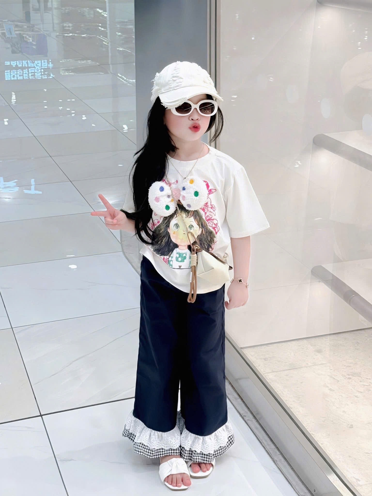 Sét bộ áo hình nơ bông rời quần bò phối ren xuông bé gái