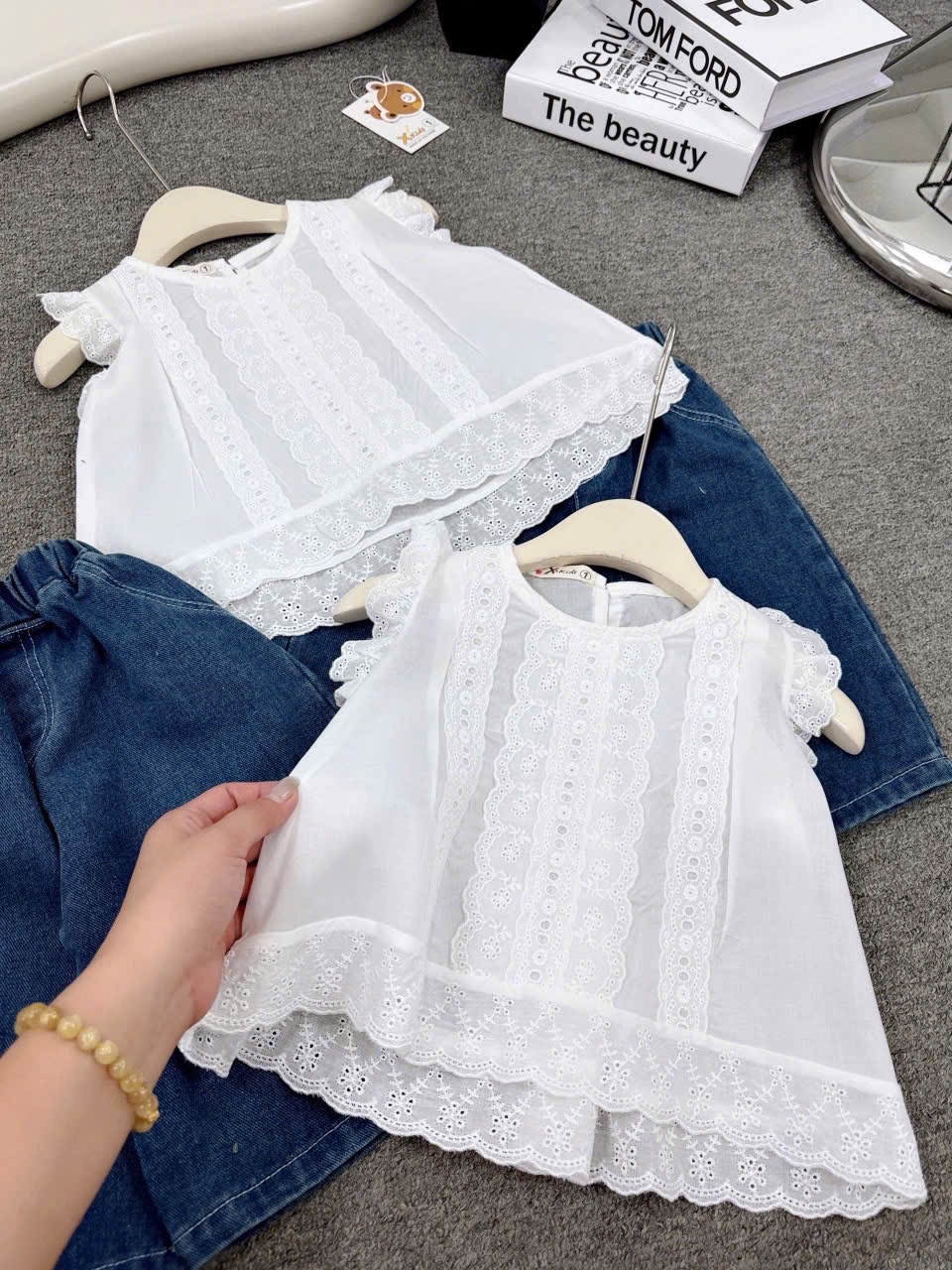Sét bộ áo trắng phối ren quần bò ống lửng bé gái