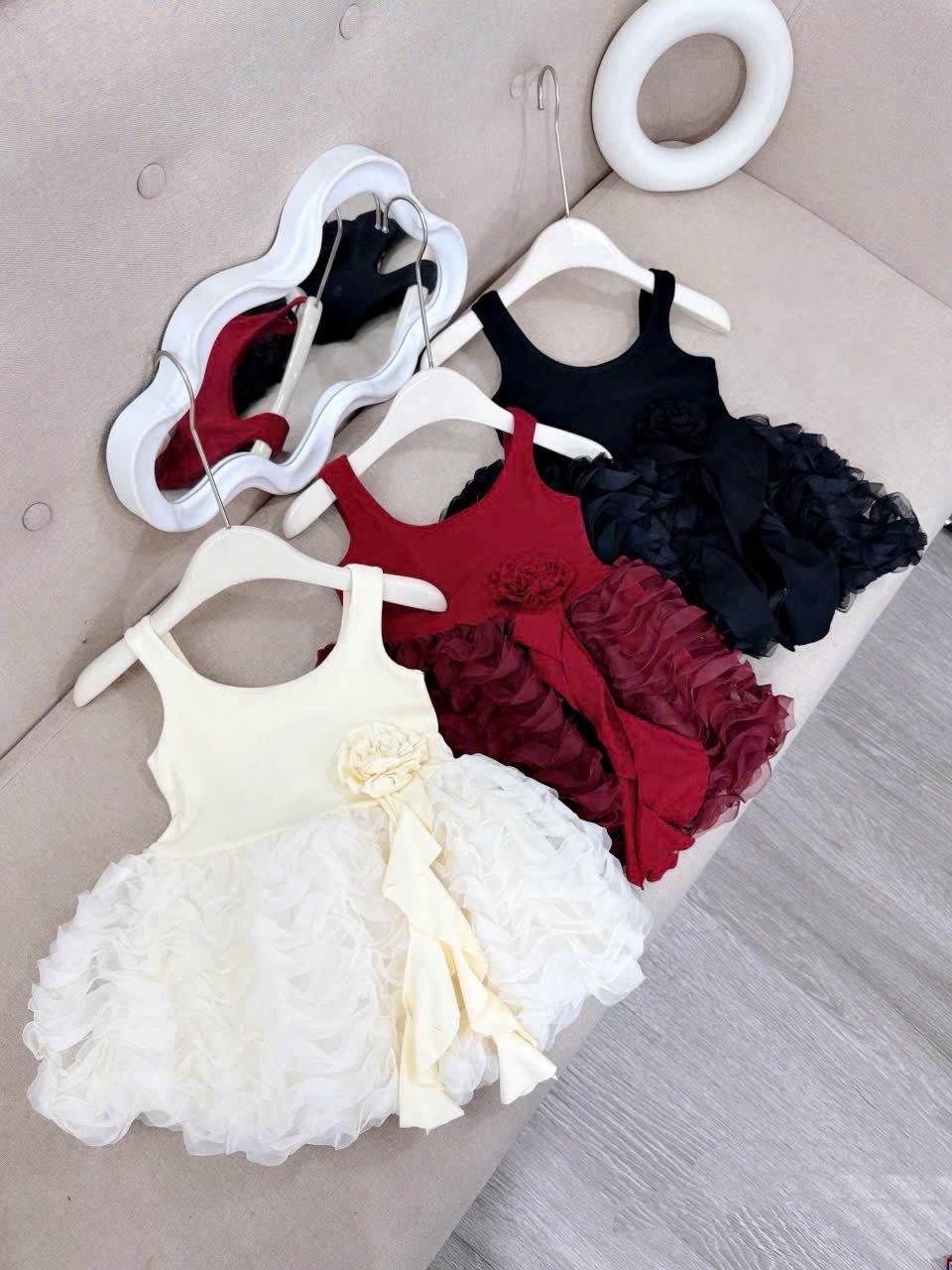 Váy 2 dây tùng bồng đính nơ eo bé gái