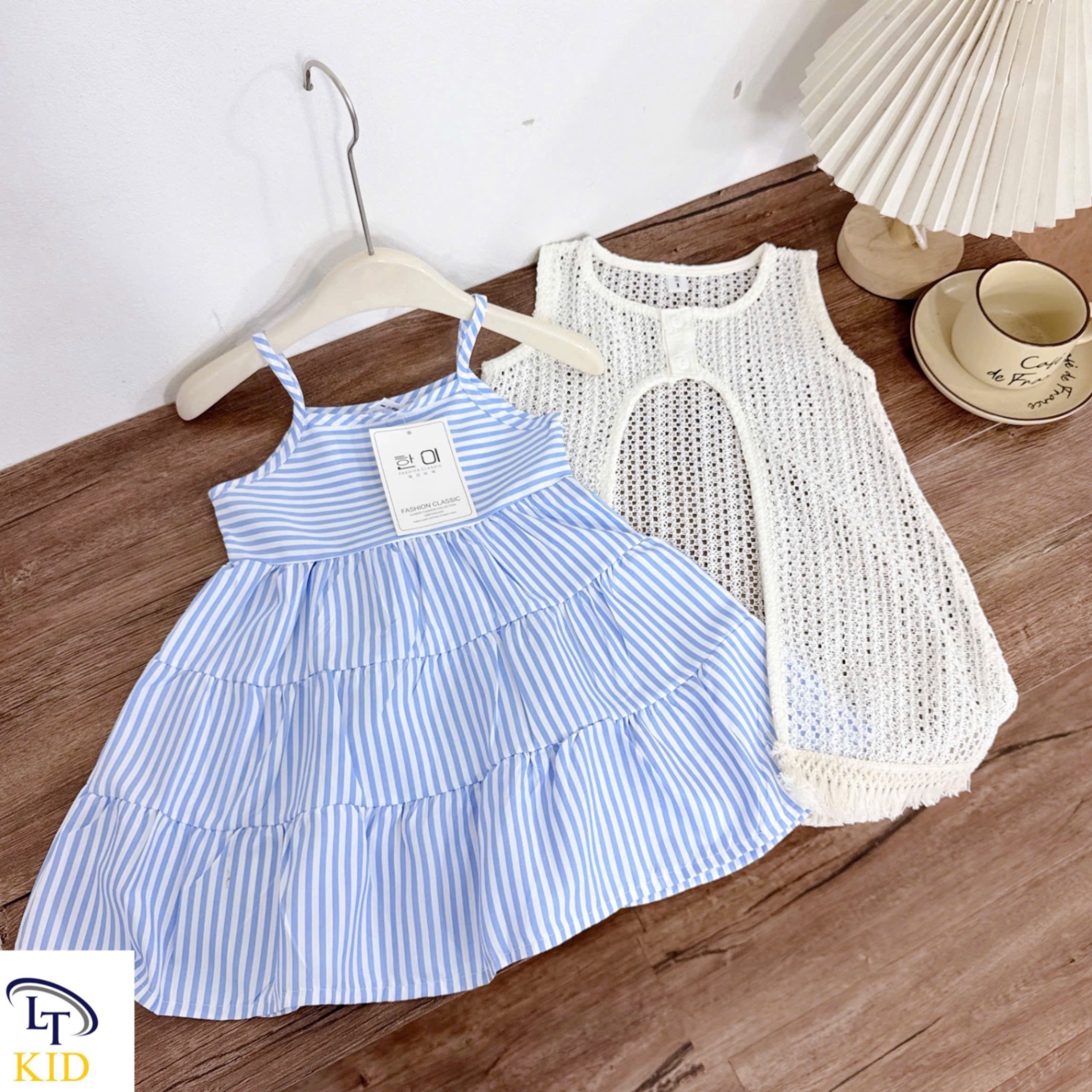 Váy 2 dây sọc xanh kèm áo lưới bé gái