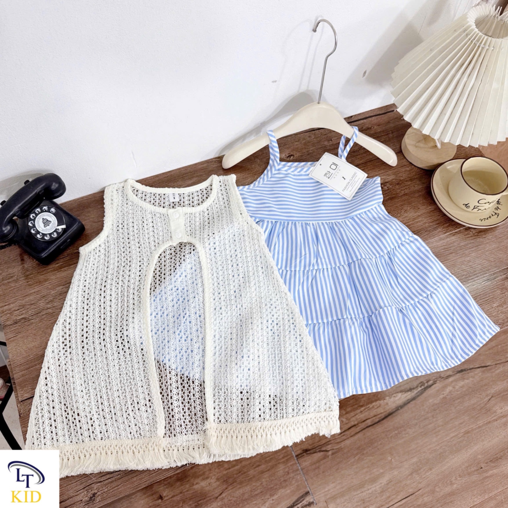 Váy 2 dây sọc xanh kèm áo lưới bé gái
