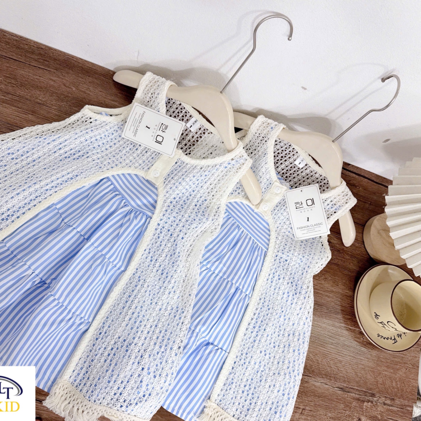 Váy 2 dây sọc xanh kèm áo lưới bé gái