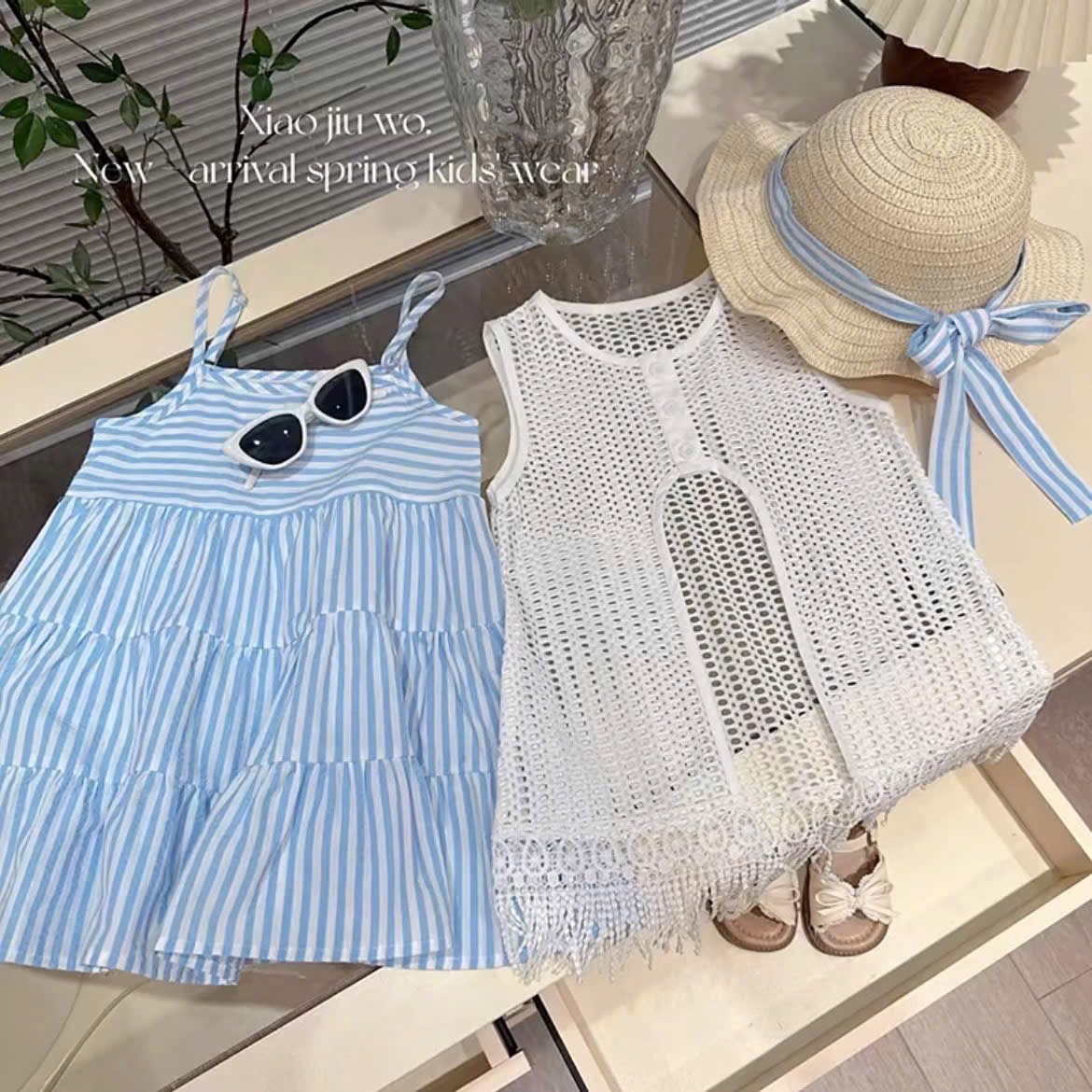 Váy 2 dây sọc xanh kèm áo lưới bé gái