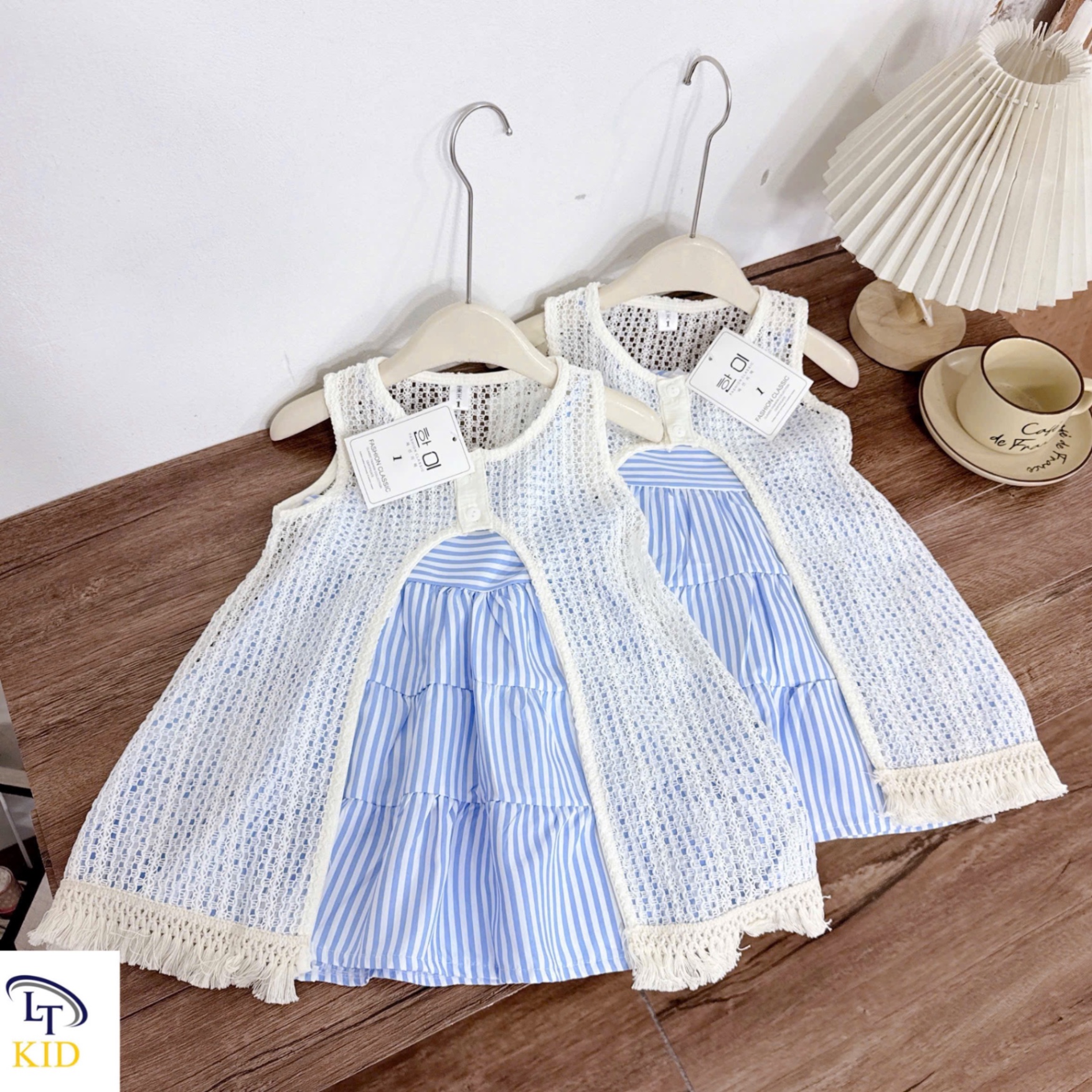 Váy 2 dây sọc xanh kèm áo lưới bé gái