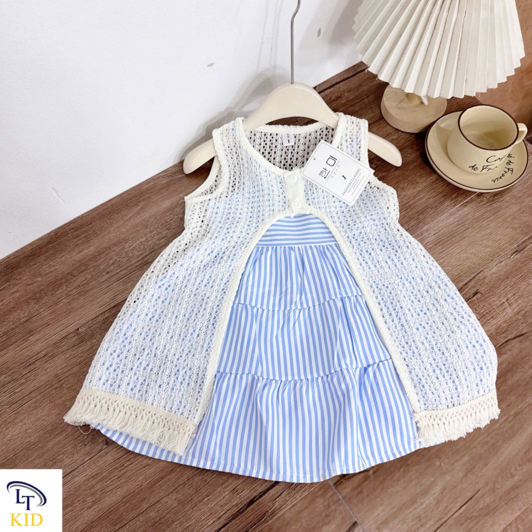 Váy 2 dây sọc xanh kèm áo lưới bé gái