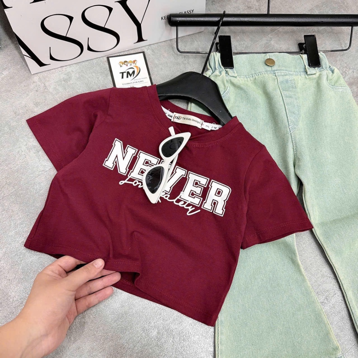 Sét bộ áo croptop never quần bò loe bé gái