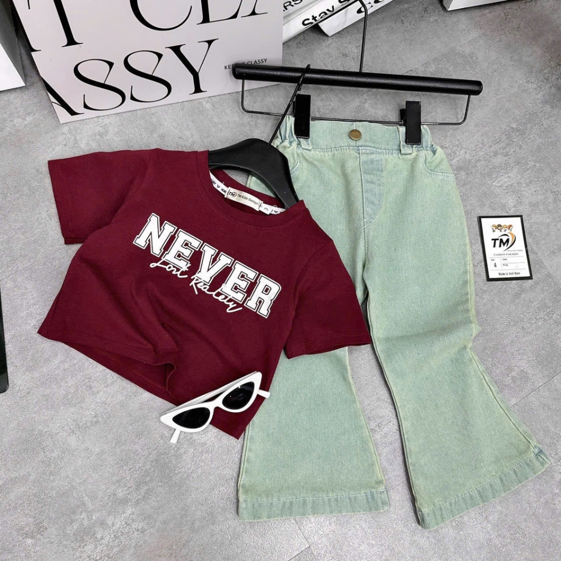 Sét bộ áo croptop never quần bò loe bé gái