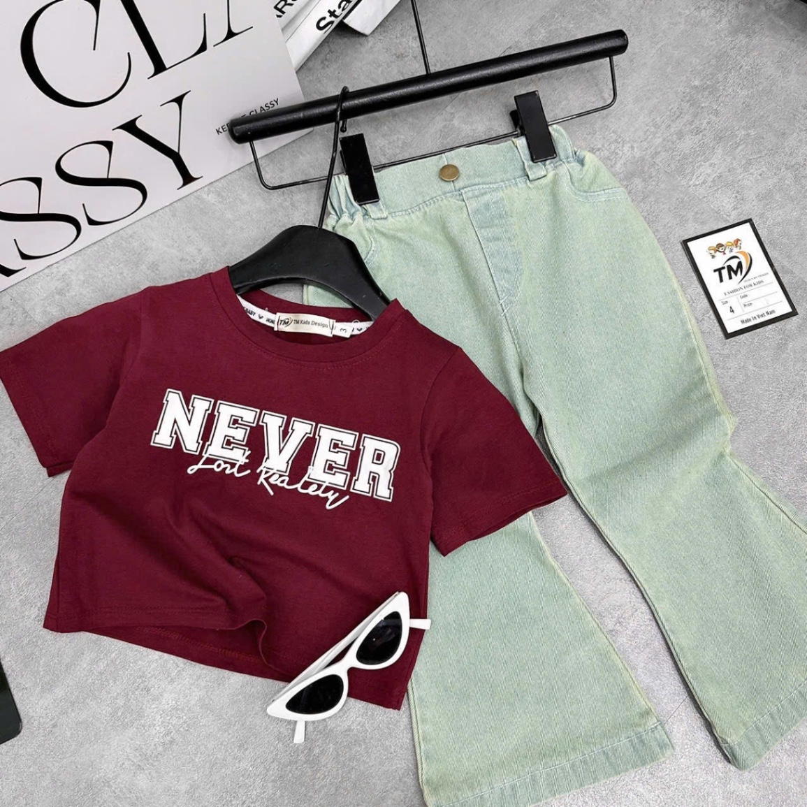 Sét bộ áo croptop never quần bò loe bé gái