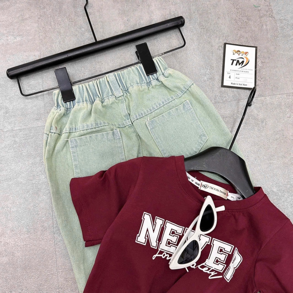 Sét bộ áo croptop never quần bò loe bé gái