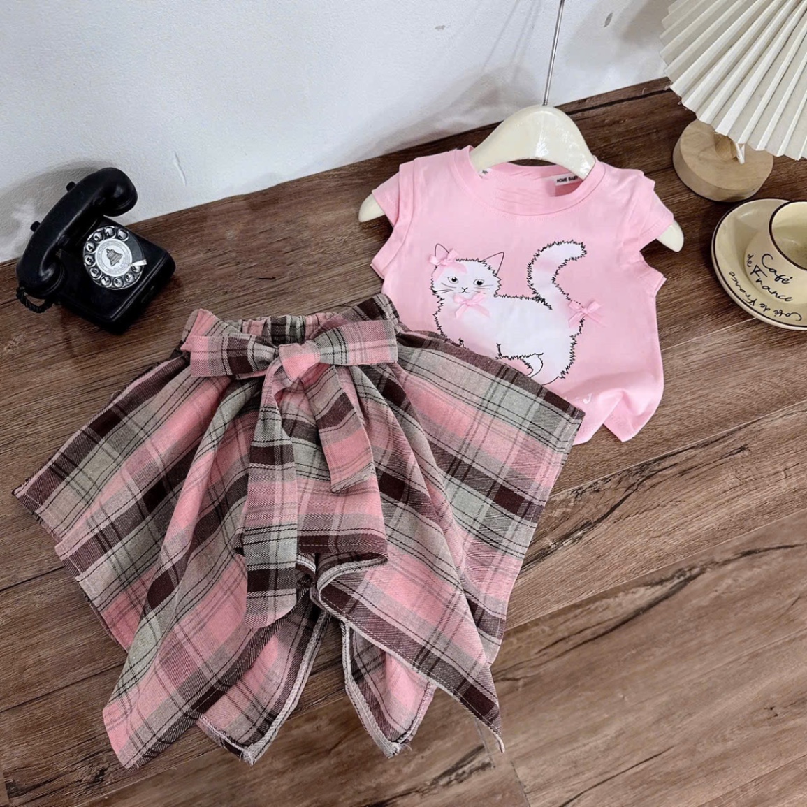 Sét áo cotton hình cv kẻ nơ bé gái