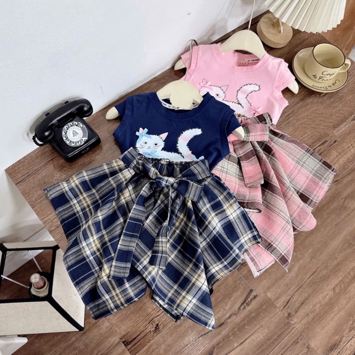 Sét áo cotton hình cv kẻ nơ bé gái