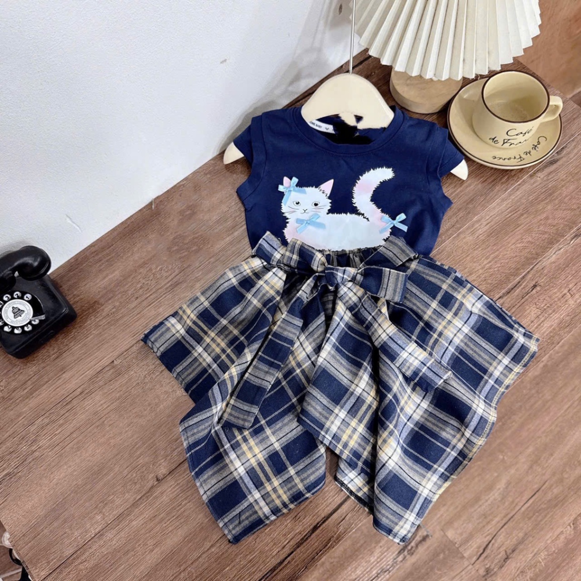 Sét áo cotton hình cv kẻ nơ bé gái