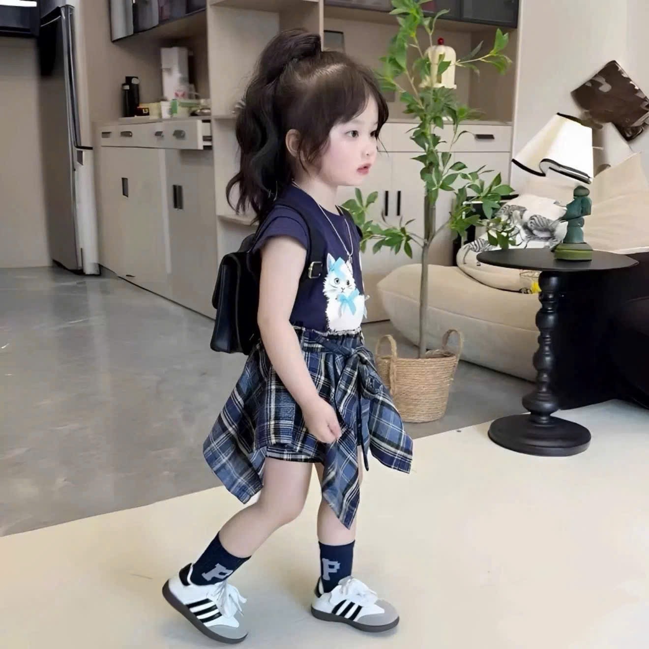 Sét áo cotton hình cv kẻ nơ bé gái