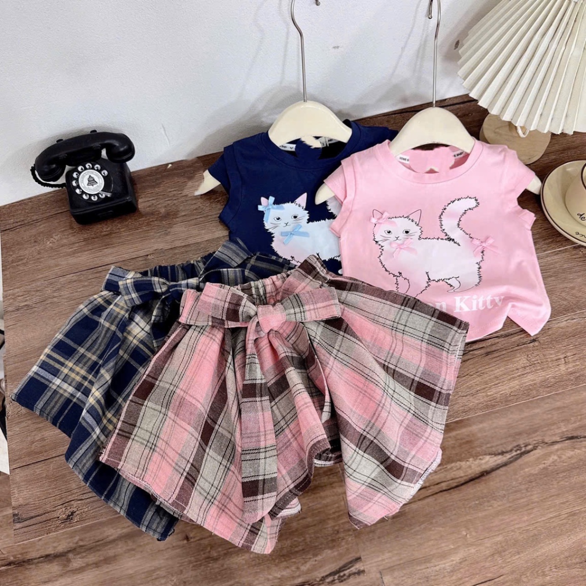 Sét áo cotton hình cv kẻ nơ bé gái