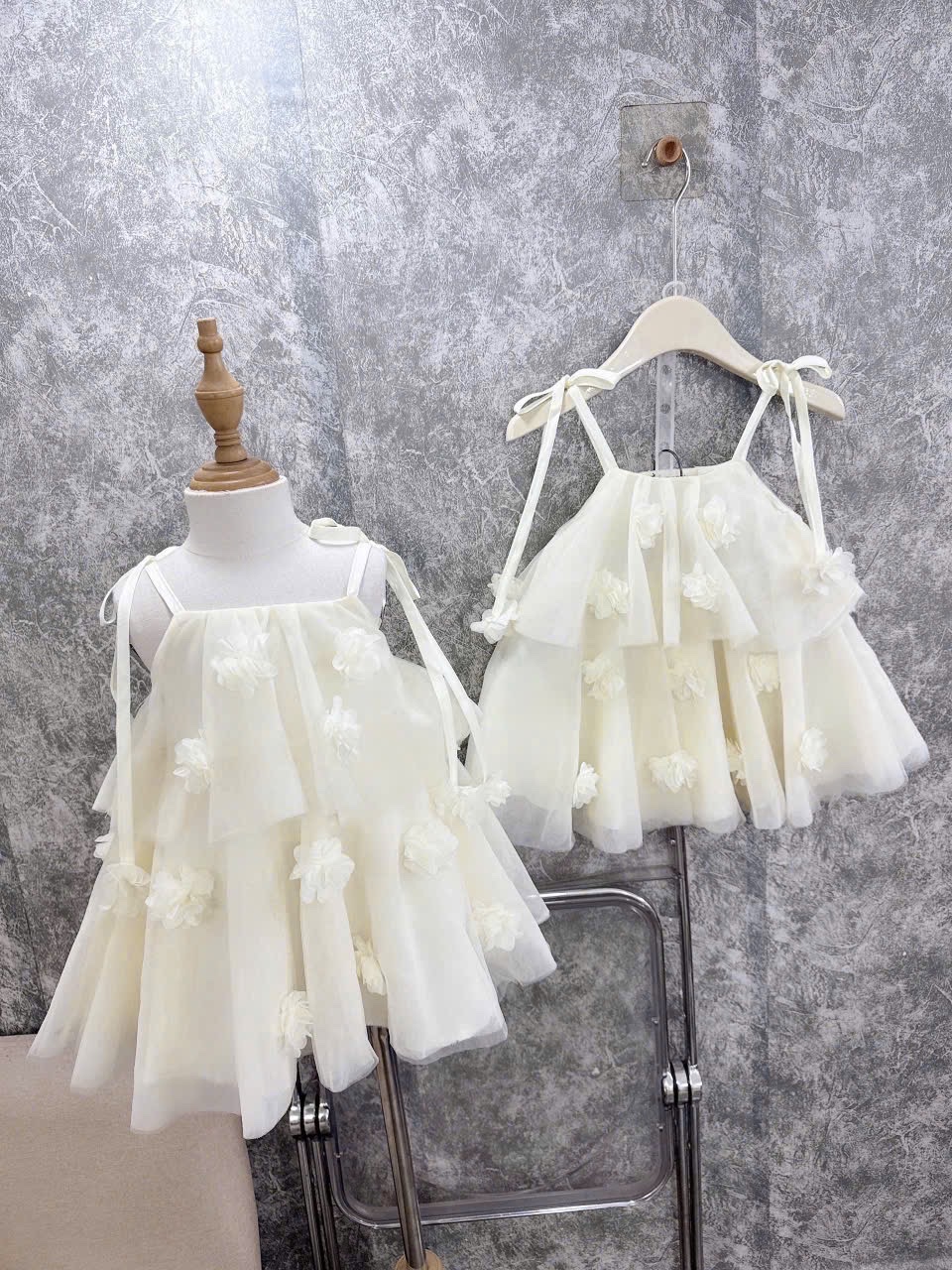 Váy kem 2 dây đính hoa bồng bé gái