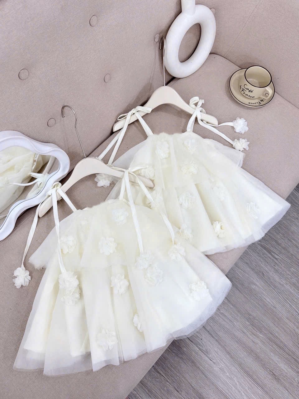 Váy kem 2 dây đính hoa bồng bé gái