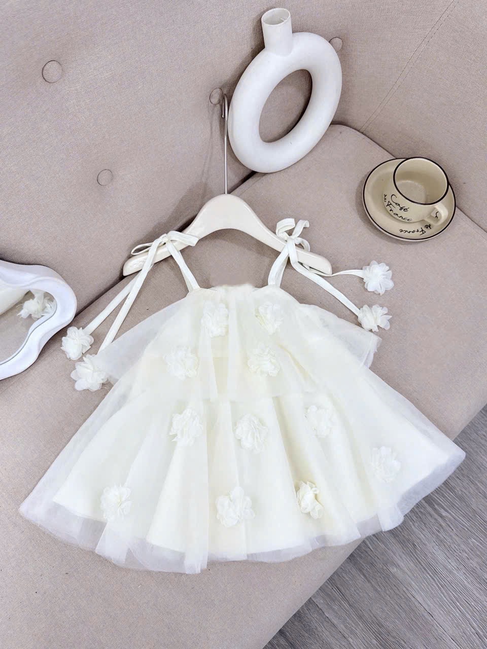 Váy kem 2 dây đính hoa bồng bé gái