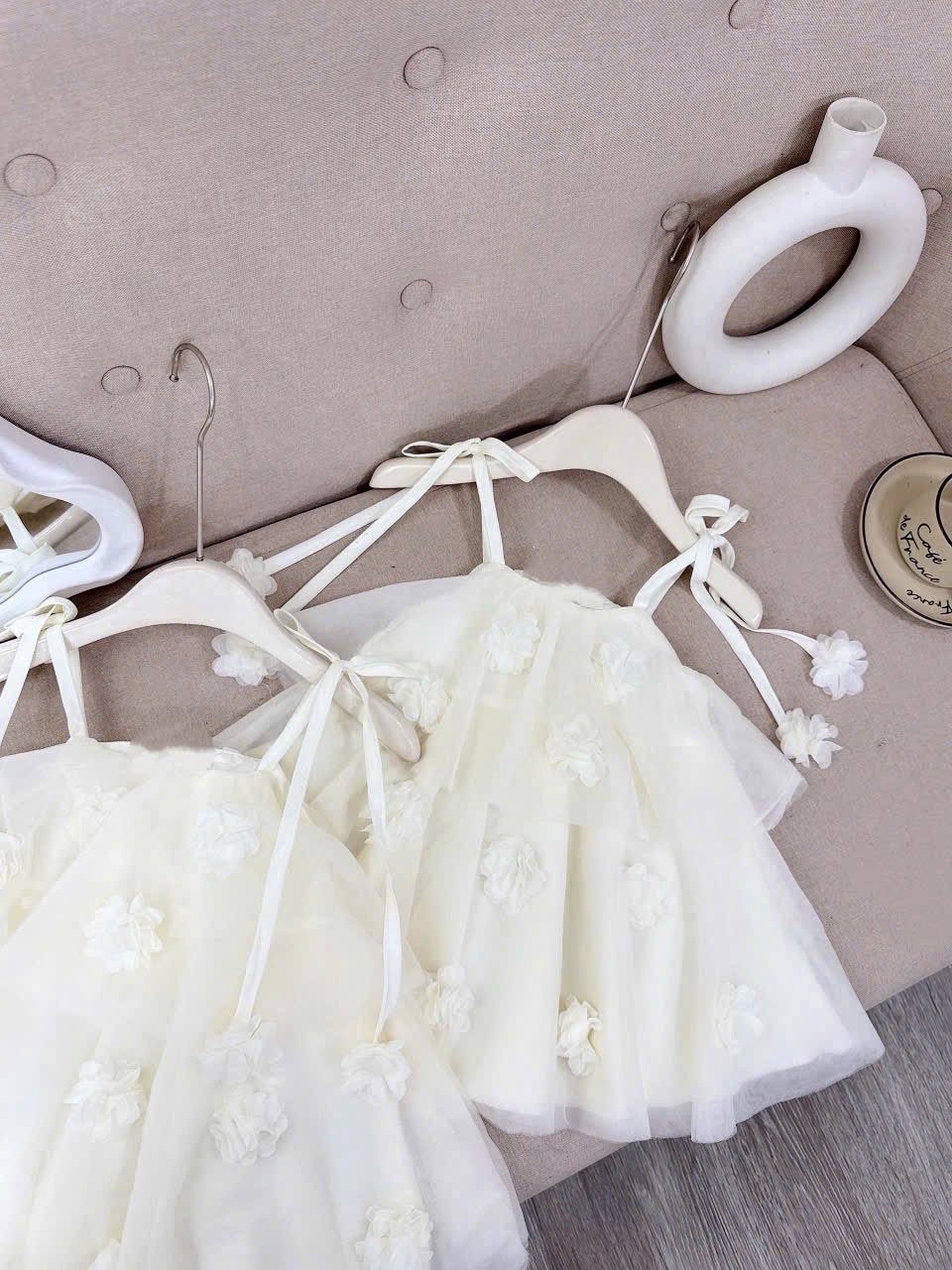 Váy kem 2 dây đính hoa bồng bé gái