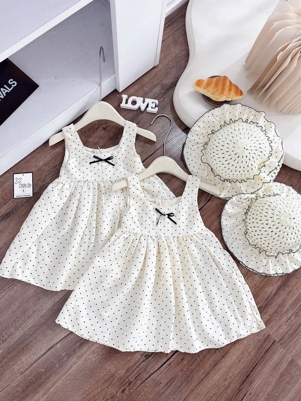 Váy chấm bi kèm mũ xk bé gái