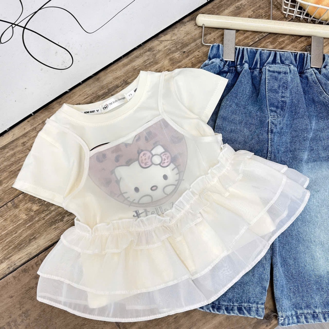 Sét áo kitty quần bò lỡ bé gái tm