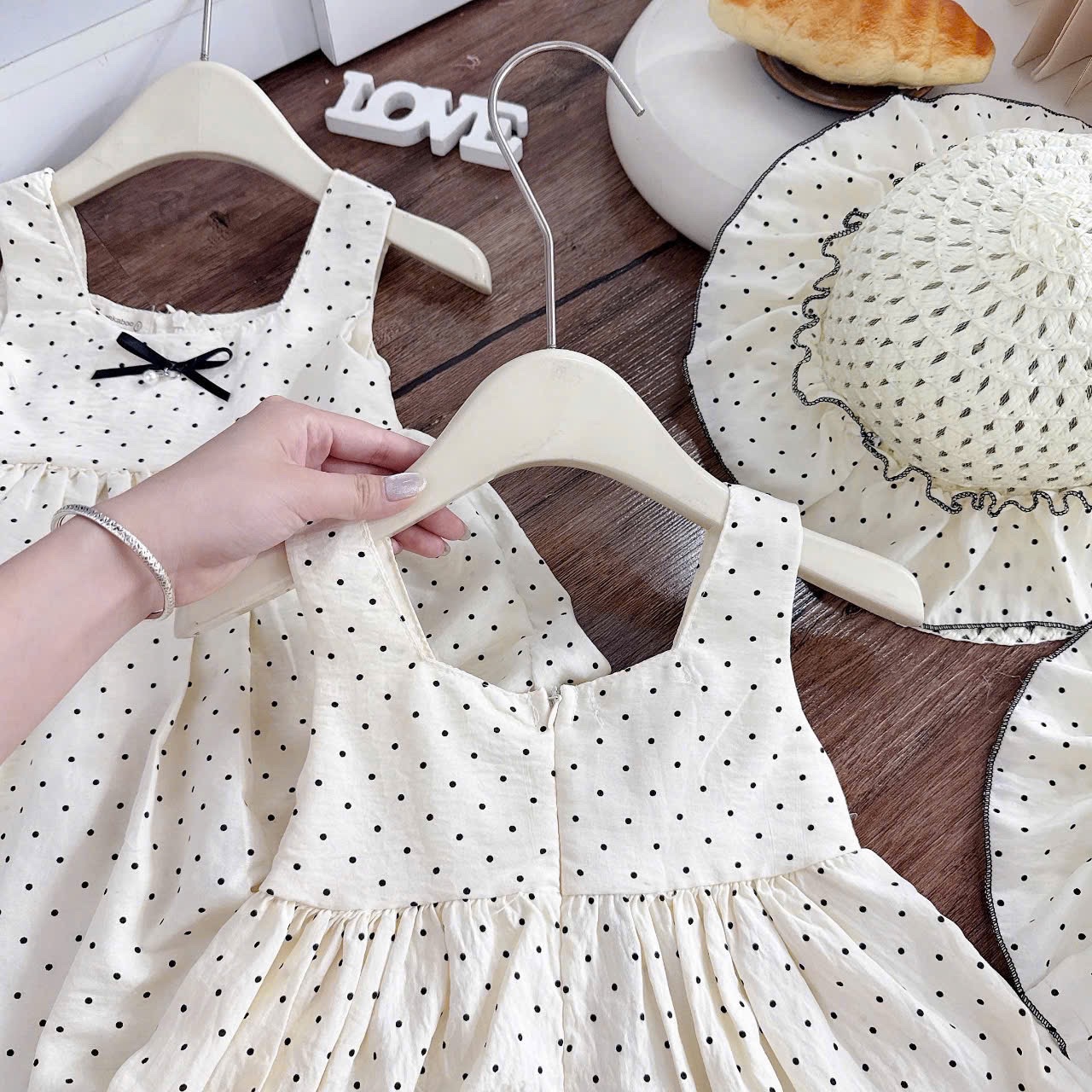 Váy chấm bi kèm mũ xk bé gái