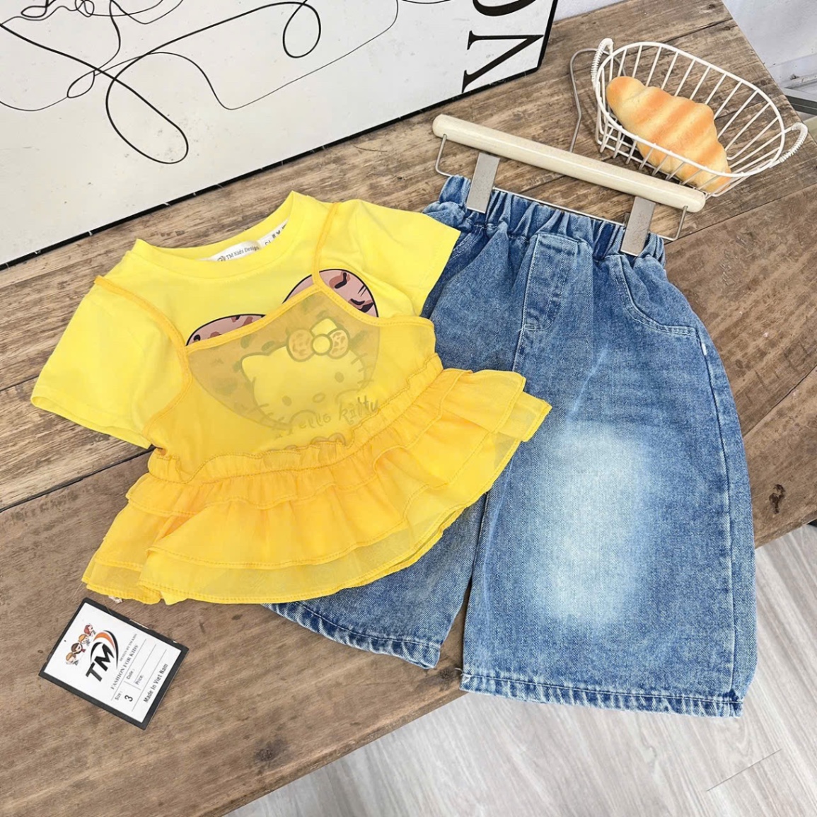 Sét áo kitty quần bò lỡ bé gái tm