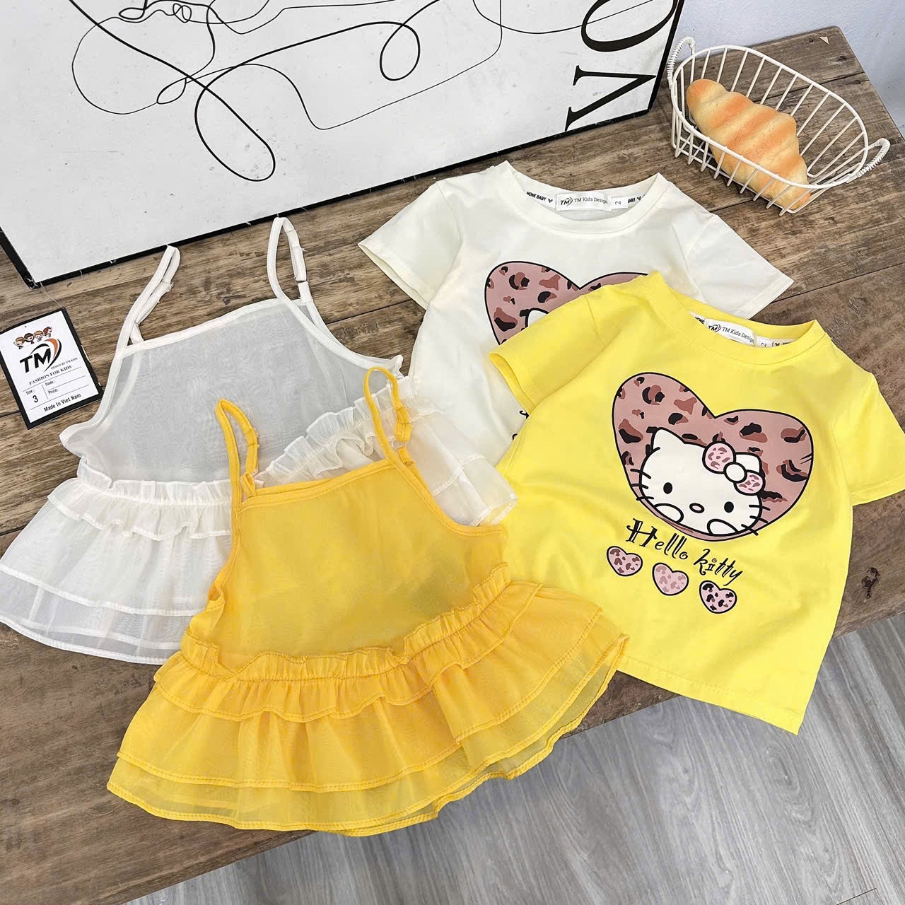 Sét áo kitty quần bò lỡ bé gái tm