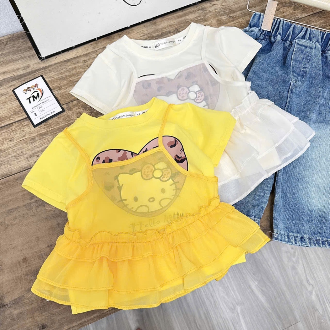 Sét áo kitty quần bò lỡ bé gái tm