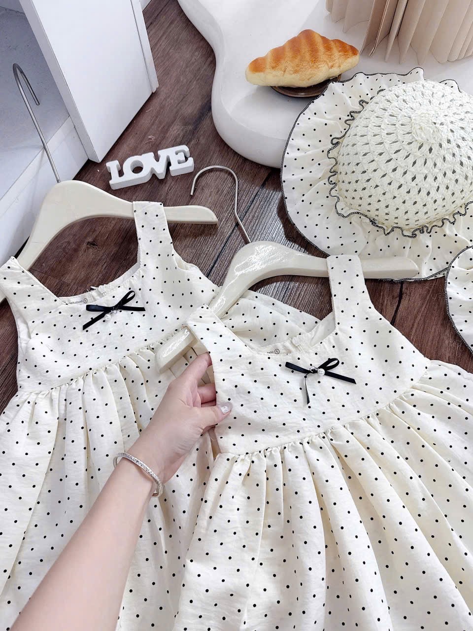 Váy chấm bi kèm mũ xk bé gái