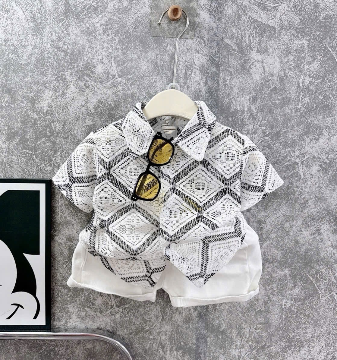 Sét áo lưới ô vuông quần sooc kaki trắng bé trai