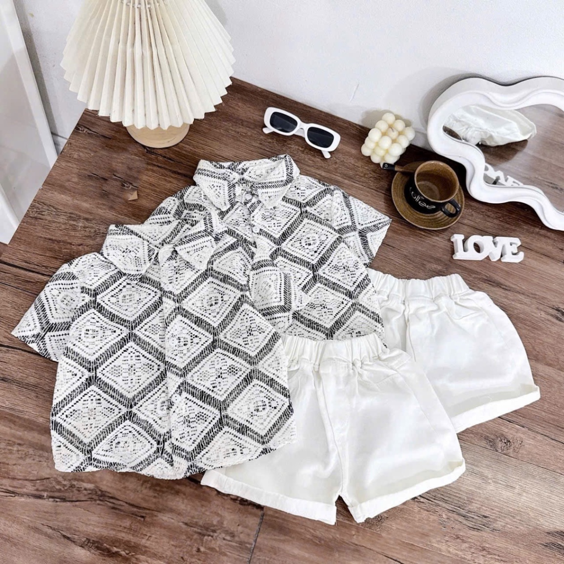 Sét áo lưới ô vuông quần sooc kaki trắng bé trai