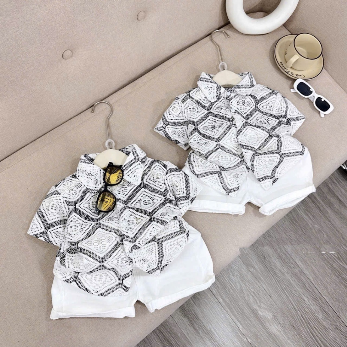 Sét áo lưới ô vuông quần sooc kaki trắng bé trai