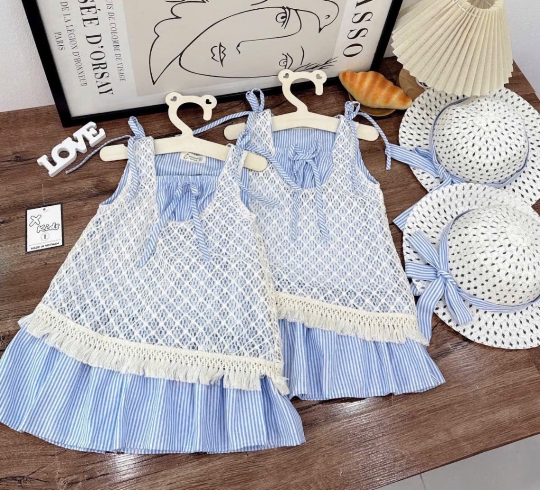 Sét váy xanh sọc áo lưới kèm mũ bé gái