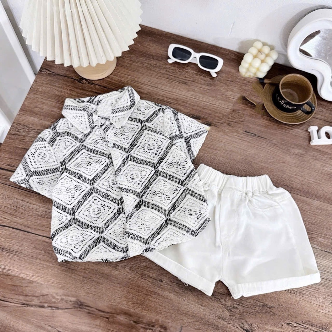 Sét áo lưới ô vuông quần sooc kaki trắng bé trai